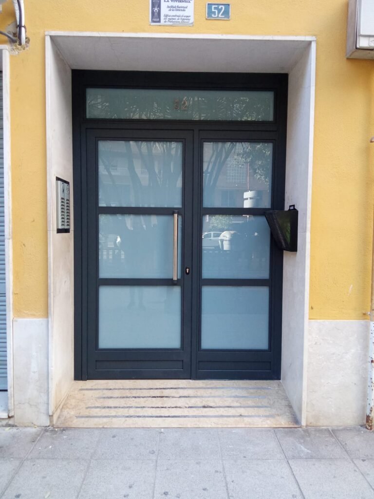 Puertas portal comunitario